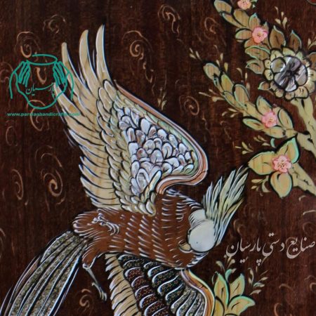 نمای نزدیک تابلو تلفیق هنر معرق چوب و مینیاتور پرنده