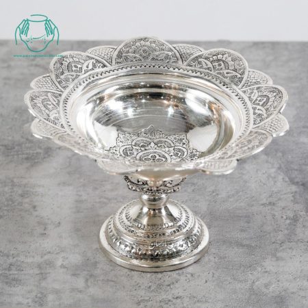 نمای بالا شکلات خوری آب نقره داخل گود
