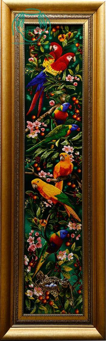 تابلو فرش دستبافت عمودی چله ابریشم طوطی زمینه سبز